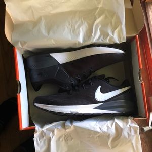 BRAND NEW Nike Air Zoom Structure 22